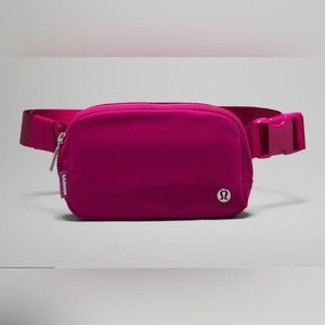⭐️NWT Wildberry Lululemon belt bag